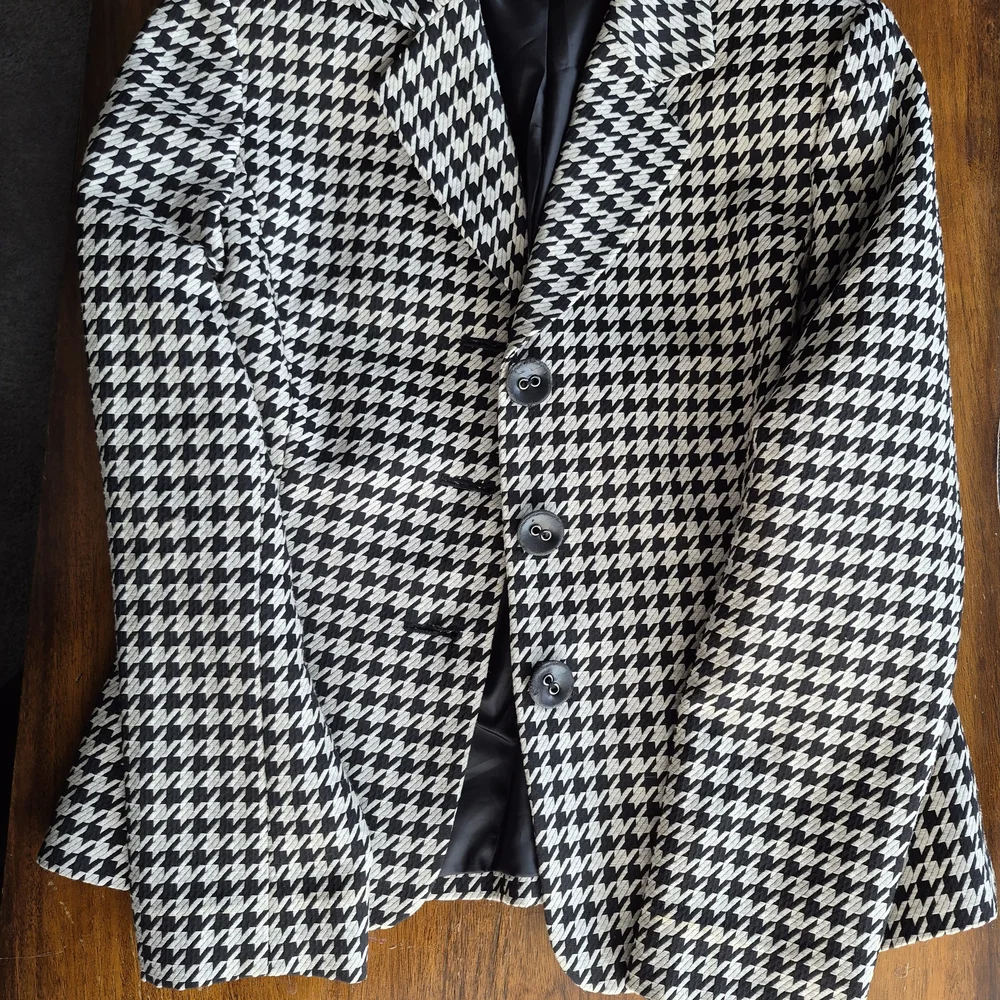 Tahari Houndstooth Blazer in Black and White - Picture 3 of 10